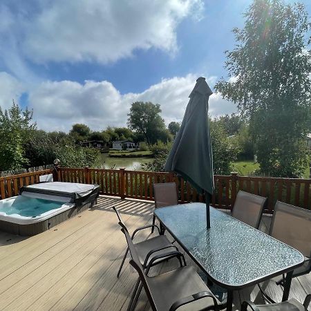 Luxury Lakeside Lodge L1 With Hot Tub Situated At Tattershall Lakes Country Park Eksteriør bilde