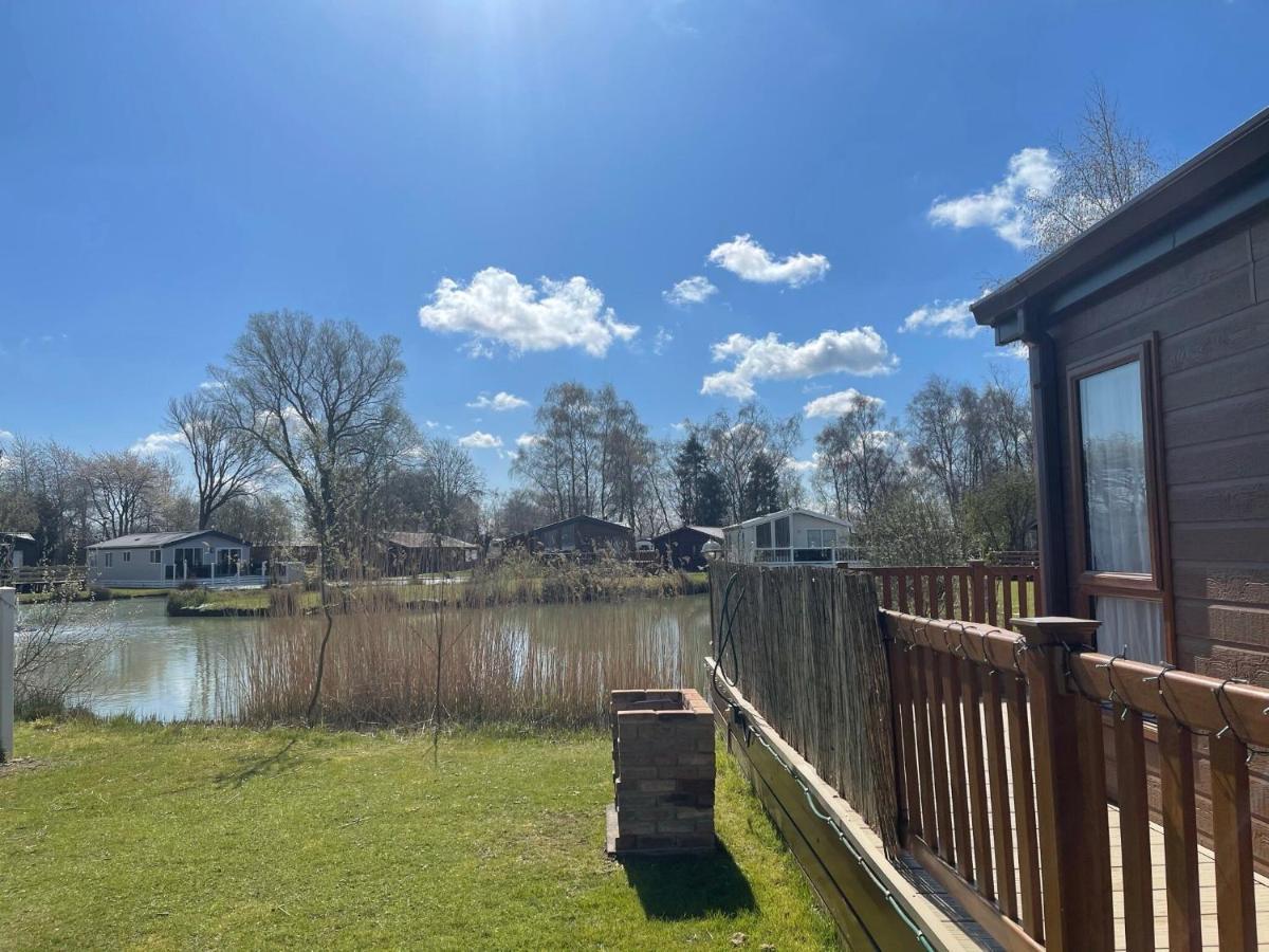 Luxury Lakeside Lodge L1 With Hot Tub Situated At Tattershall Lakes Country Park Eksteriør bilde