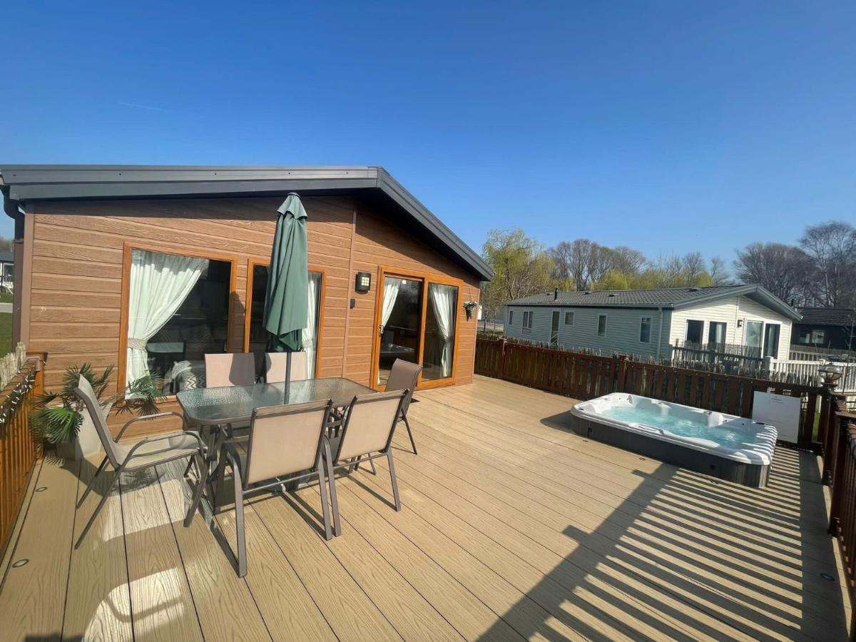 Luxury Lakeside Lodge L1 With Hot Tub Situated At Tattershall Lakes Country Park Eksteriør bilde