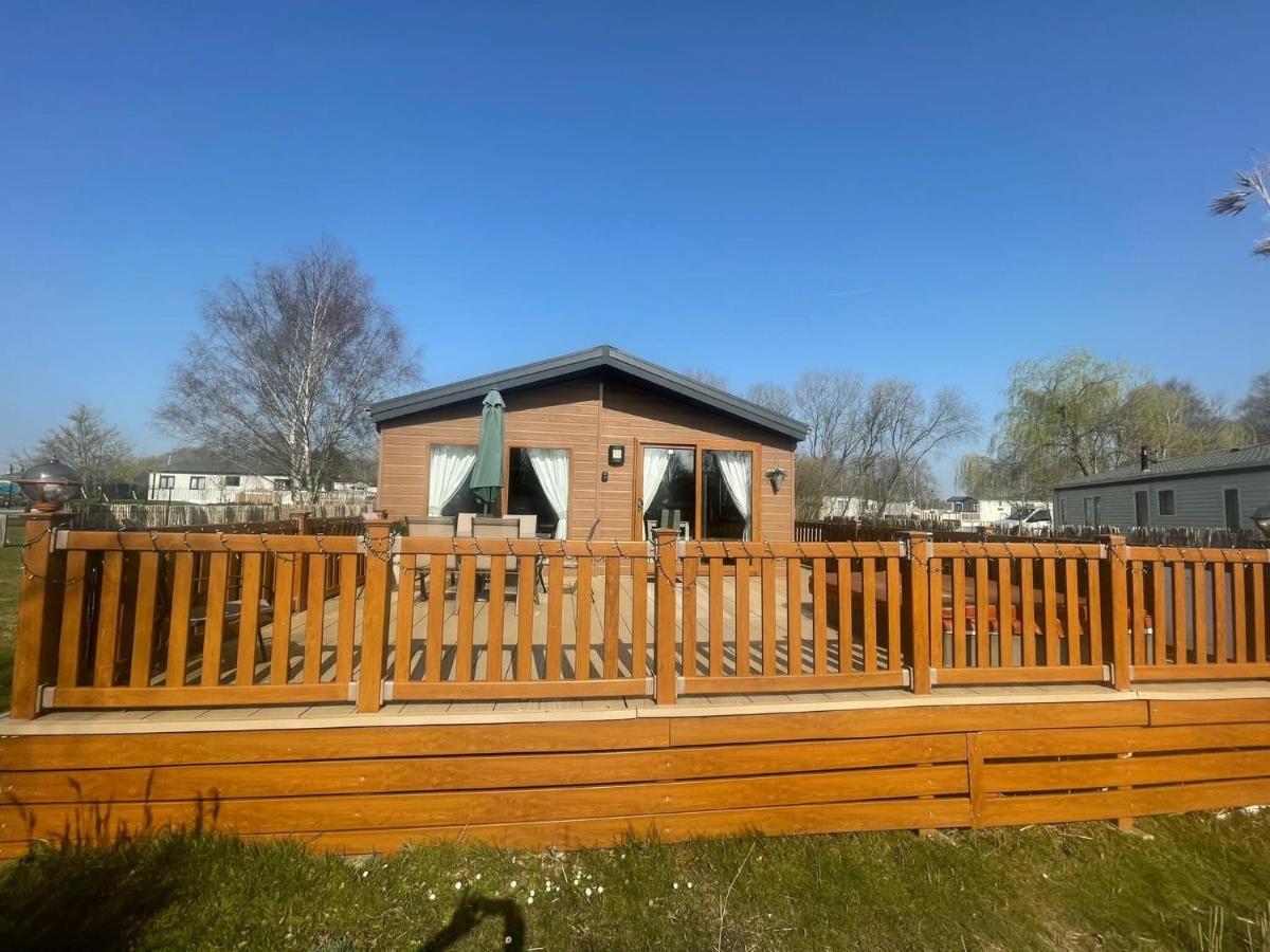 Luxury Lakeside Lodge L1 With Hot Tub Situated At Tattershall Lakes Country Park Eksteriør bilde