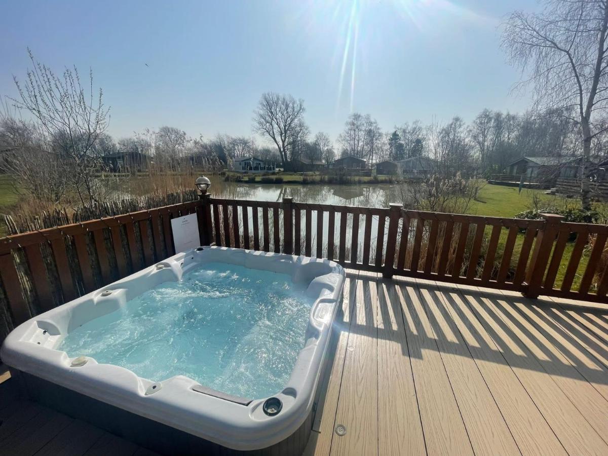 Luxury Lakeside Lodge L1 With Hot Tub Situated At Tattershall Lakes Country Park Eksteriør bilde