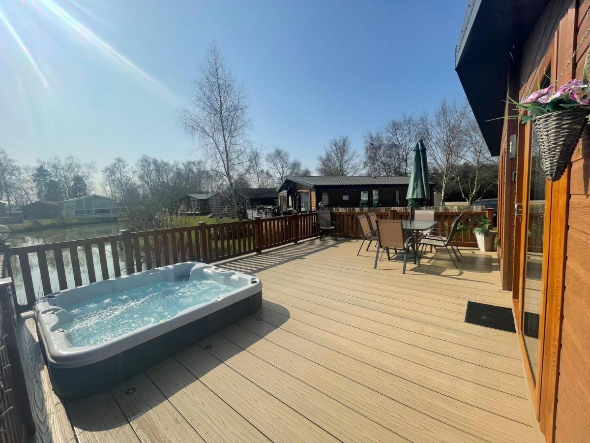 Luxury Lakeside Lodge L1 With Hot Tub Situated At Tattershall Lakes Country Park Eksteriør bilde