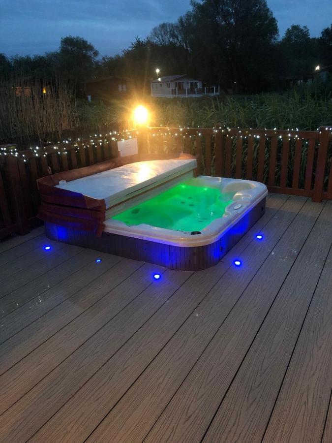 Luxury Lakeside Lodge L1 With Hot Tub Situated At Tattershall Lakes Country Park Eksteriør bilde