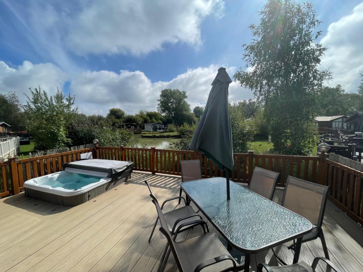 Luxury Lakeside Lodge L1 With Hot Tub Situated At Tattershall Lakes Country Park Eksteriør bilde