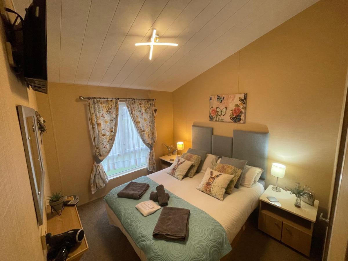 Luxury Lakeside Lodge L1 With Hot Tub Situated At Tattershall Lakes Country Park Eksteriør bilde